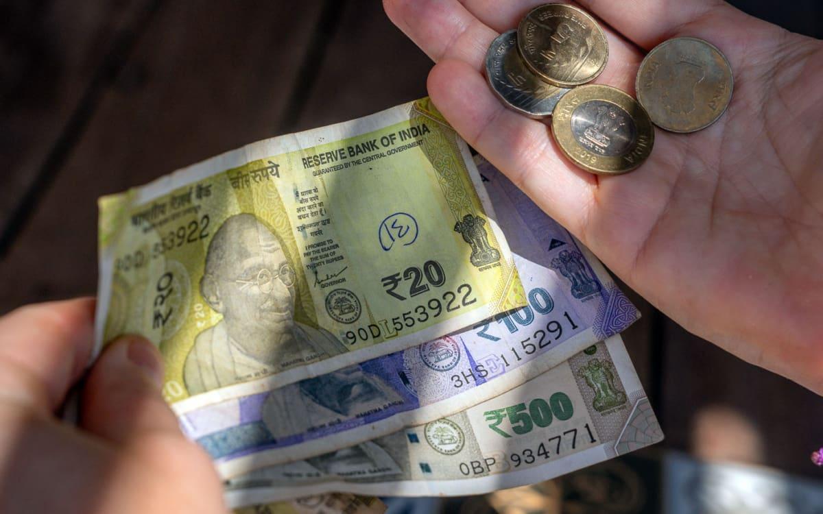 Indiase bankbiljetten en munten in roepies
