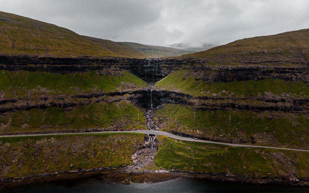 De hoogste waterval van de Faeröer: Fossá. Na 5 dagen zonder regen een stroompje.
