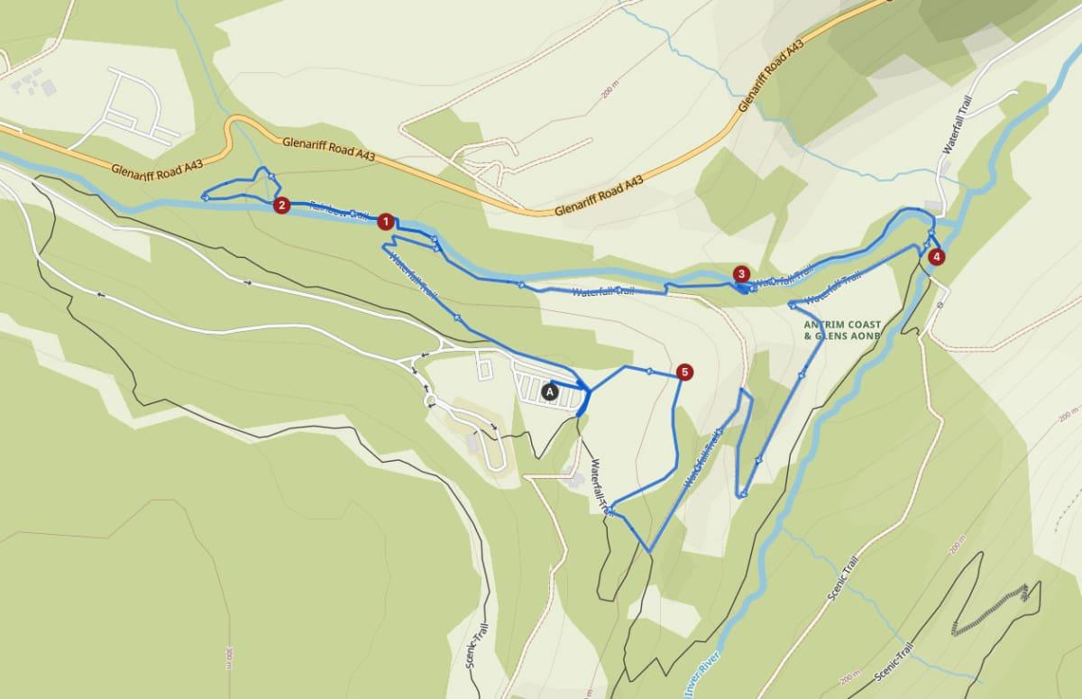 Randonnée dans le Glenariff Forest Park sur le Rainbow Trail
