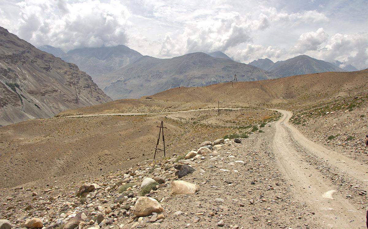 Richting Kargush Pass omhoog - Pamir Highway Pamir-gebergte