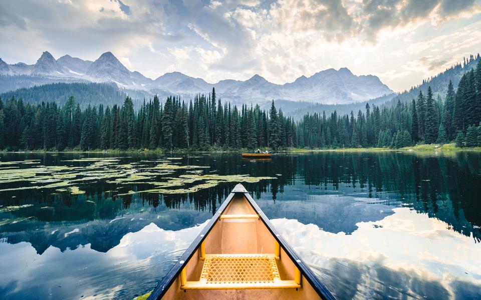 fernie-lake-island-lodge-canoeing
