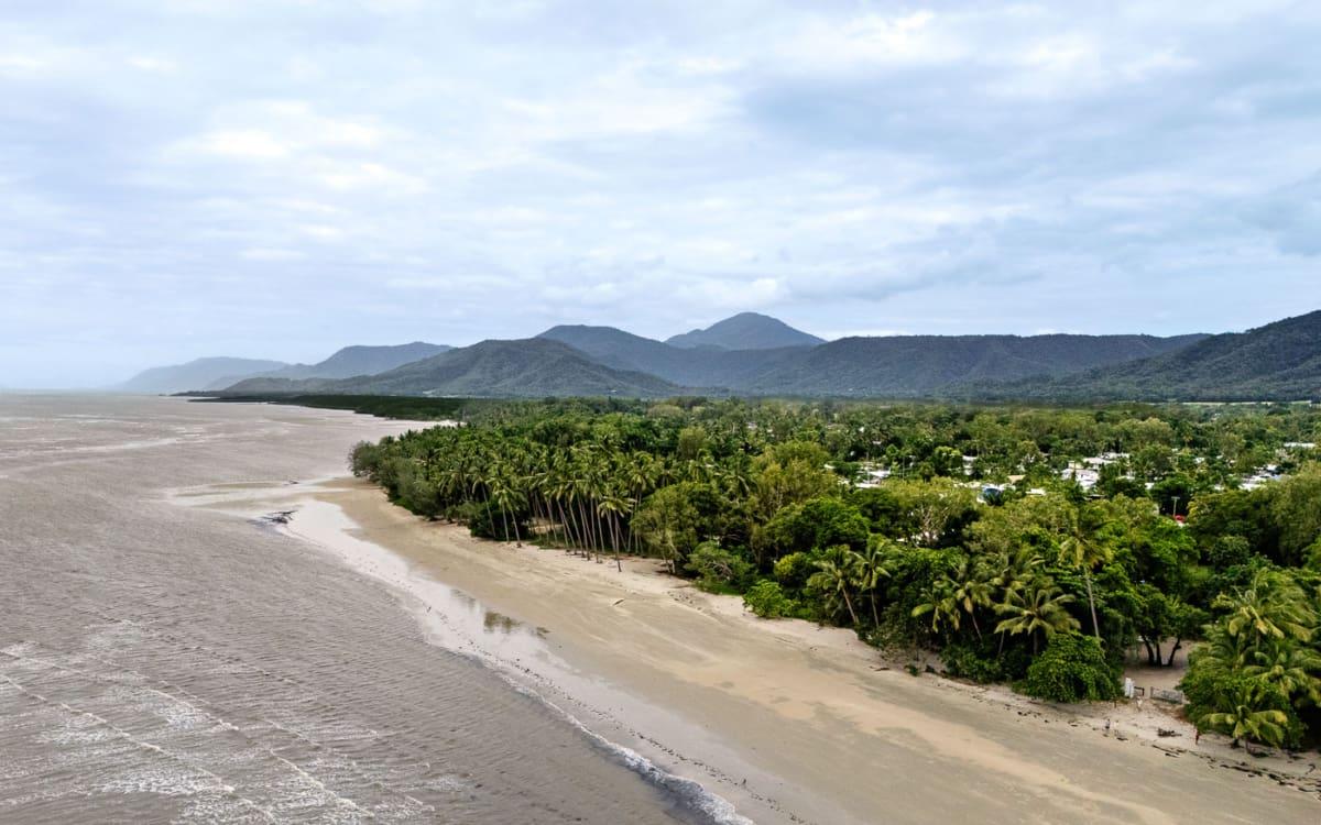 Four Mile Beach in Port Douglas, waar het Great Barrier Reef de Daintree Rainforest ontmoet