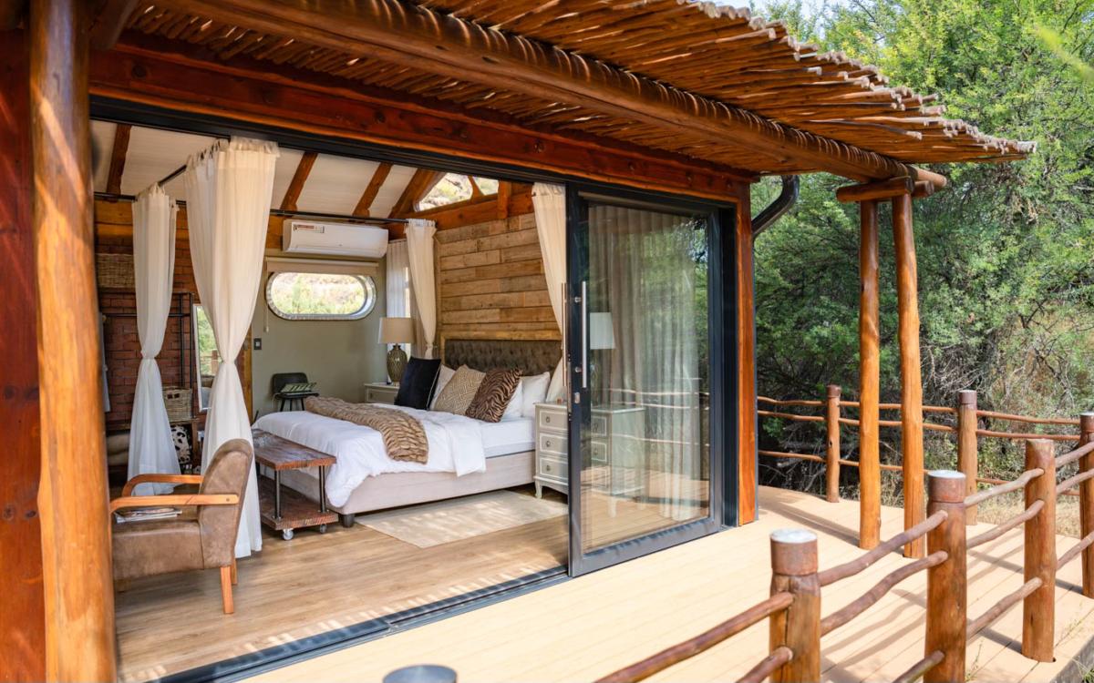La terrasse extérieure de la suite, accessible directement depuis le lit