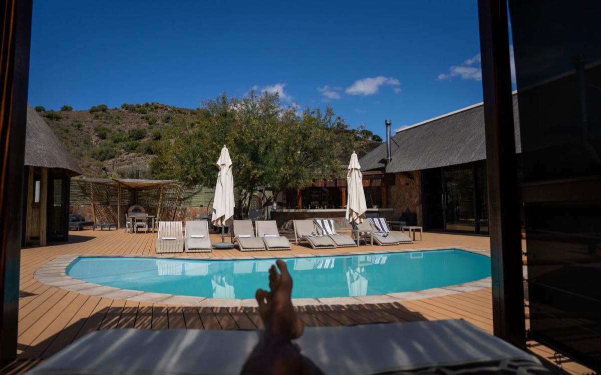 Se détendre sur un lit de soleil près de la piscine