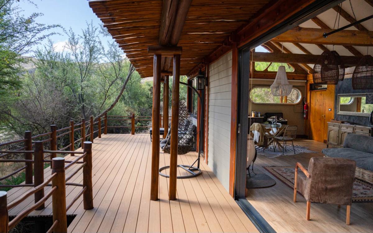 De la terrasse, on a une vue sur un lit de rivière