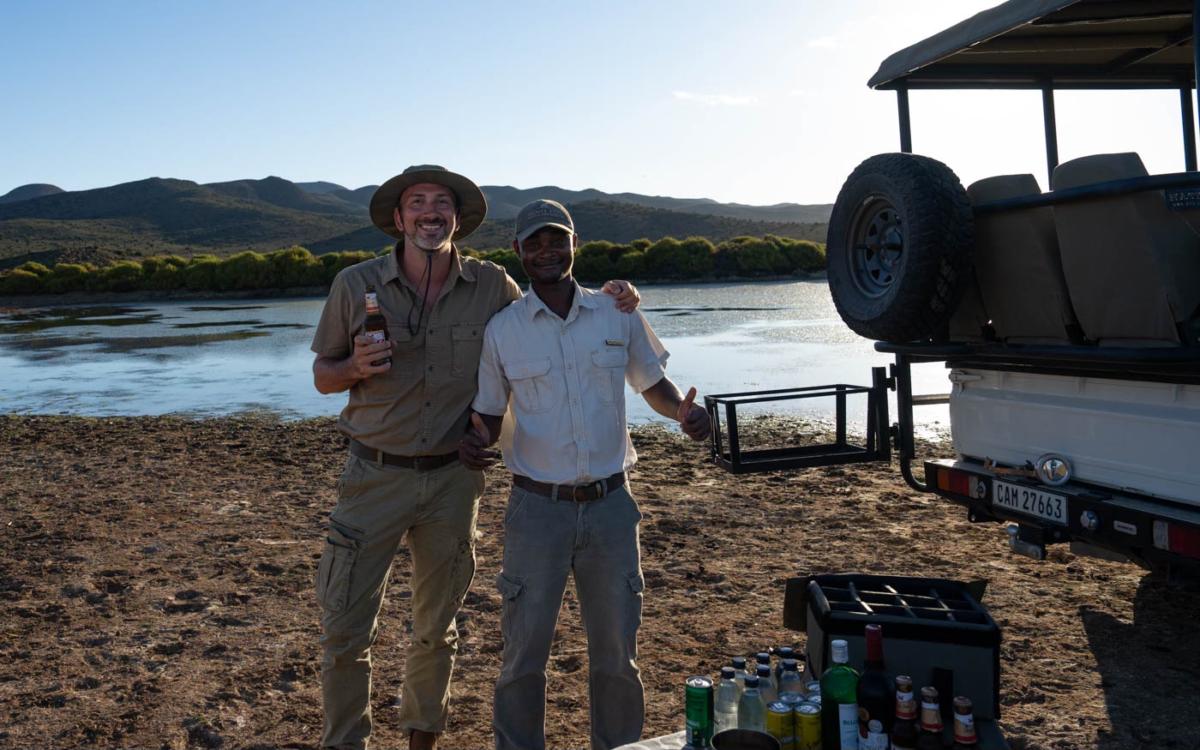 Vêtements beige clair ou verts, ainsi qu'un chapeau. La tenue parfaite pour un safari (dans des réserves de gibier privées, ce n'est pas une obligation)