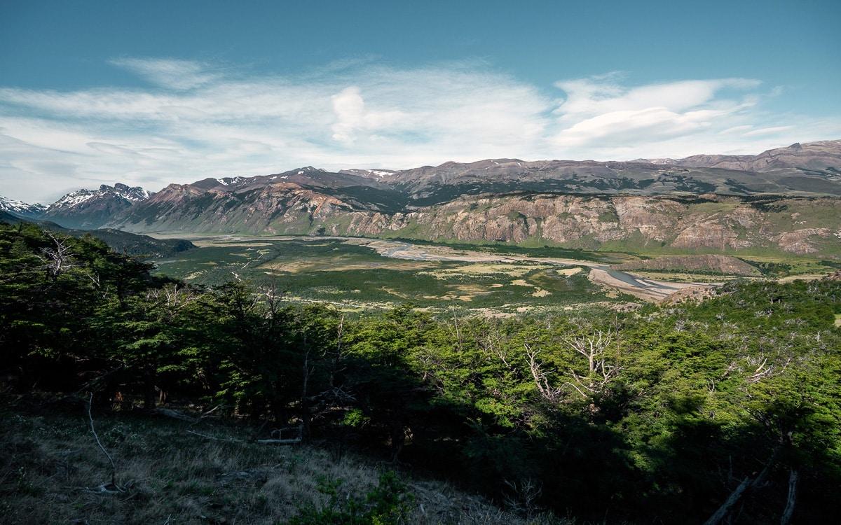 Uitzicht naar beneden in de vallei en de Rio Blanco