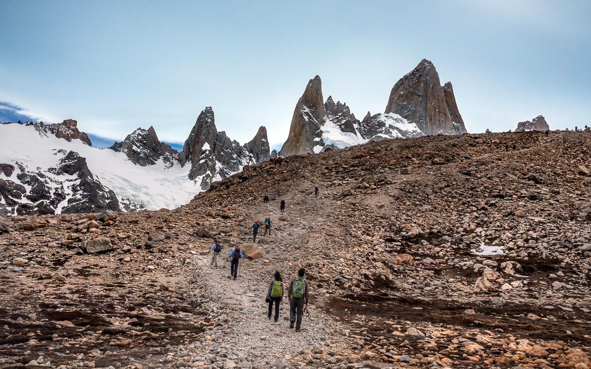 Over grind naar de bestemming. Wandeling naar Laguna de los Tres