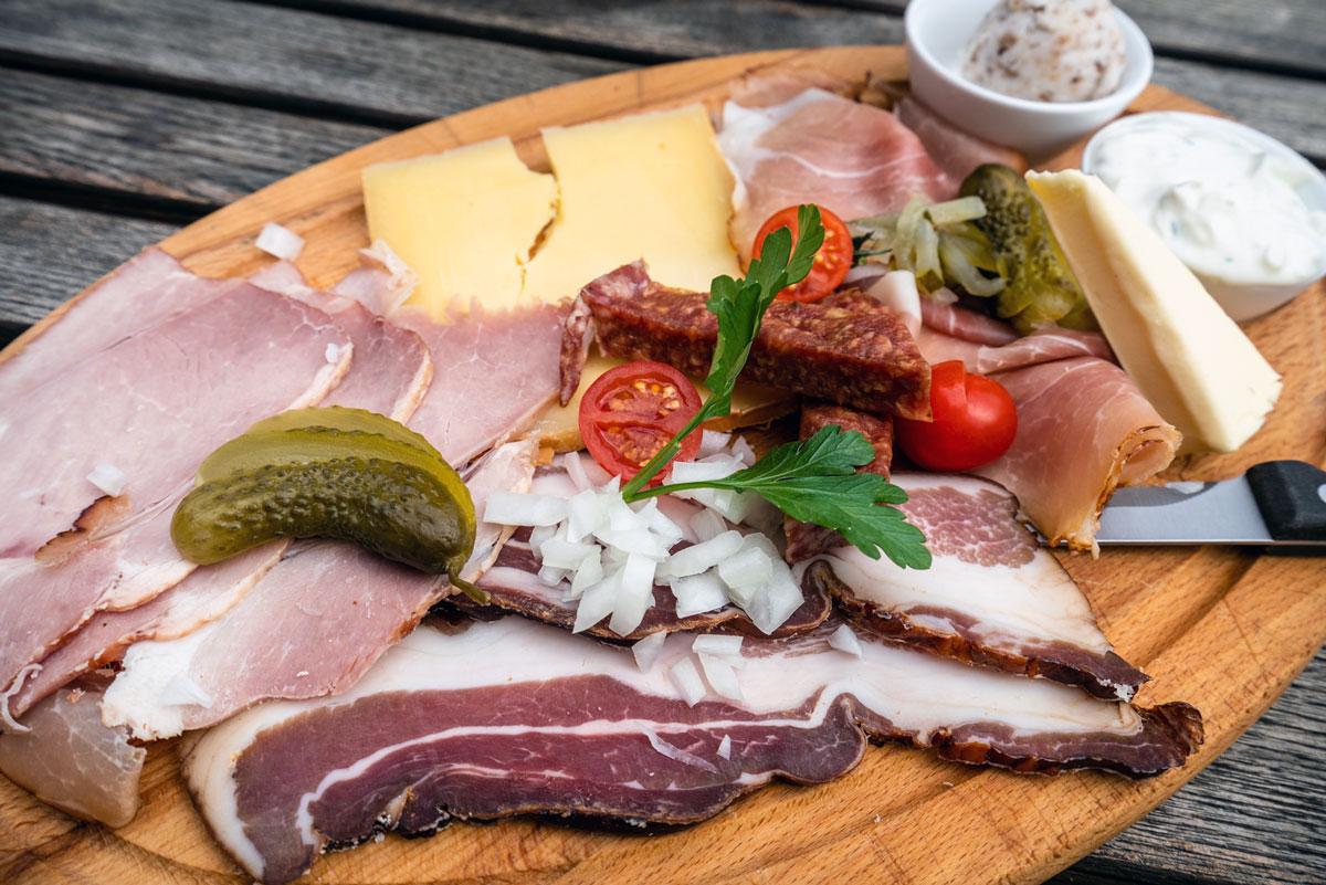 Snack plate at Schlehdorns Seehof, Windgfällweiher.