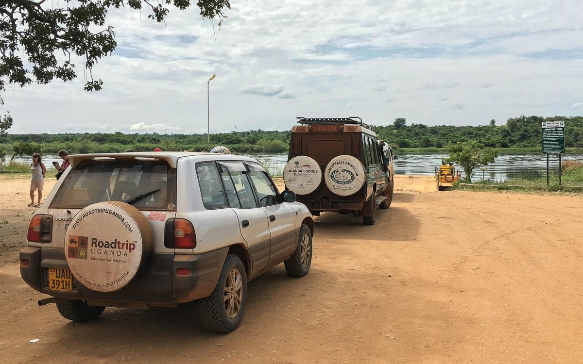 waiting-for-ferry-in-paraa