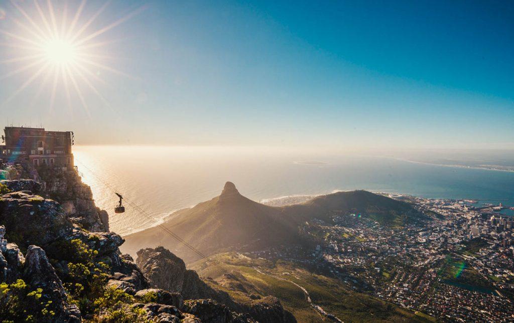 Coucher de soleil sur la Table Mountain à Cape Town