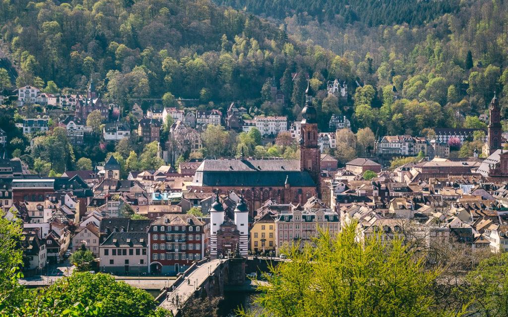 De Heiliggeistkirche in Heidelberg steekt boven alle gebouwen van de oude binnenstad uit.