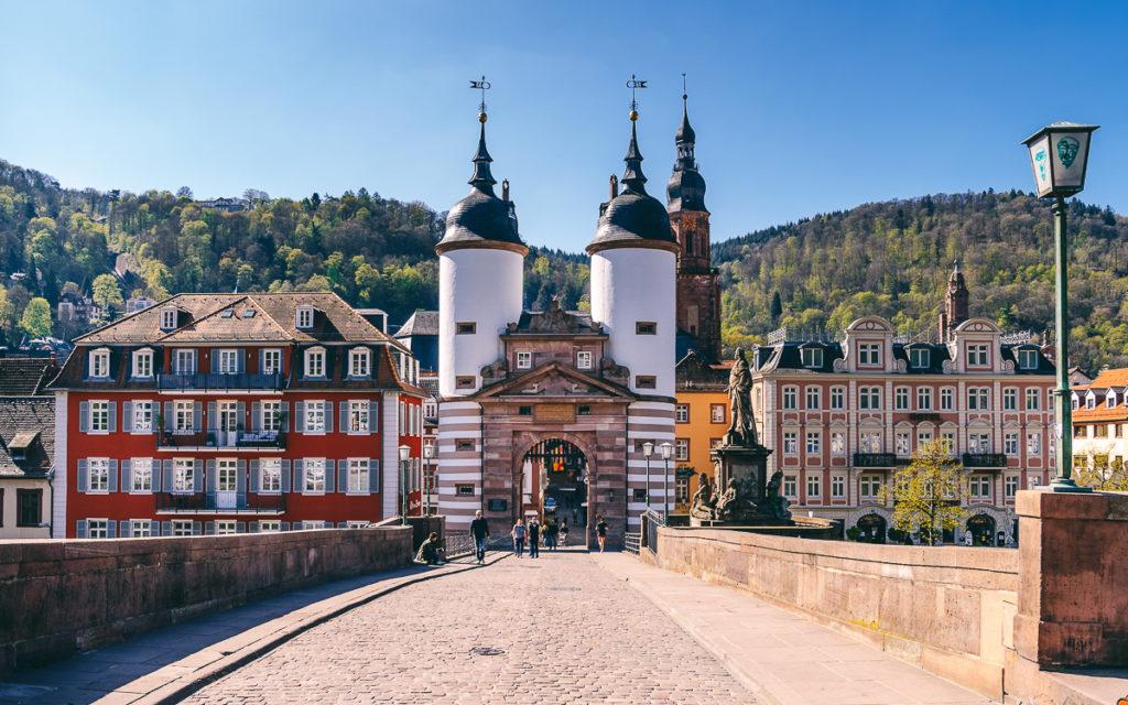 Bruggenpoort naar de oude binnenstad vanaf de Alte Brücke in Heidelberg.