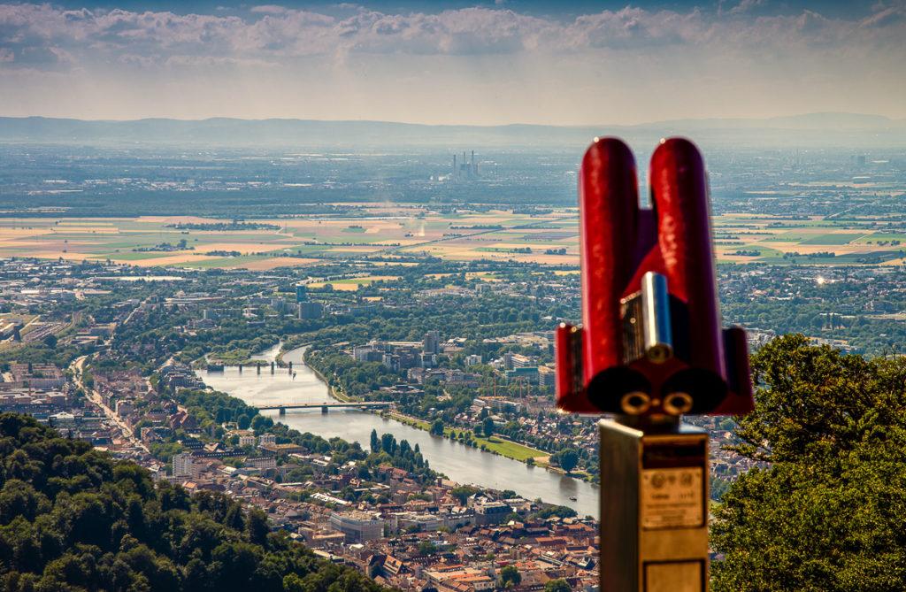 Panoramisch uitzicht vanaf de Königsstuhl op de Neckarvallei in Heidelberg © Tobias Schwerdt 