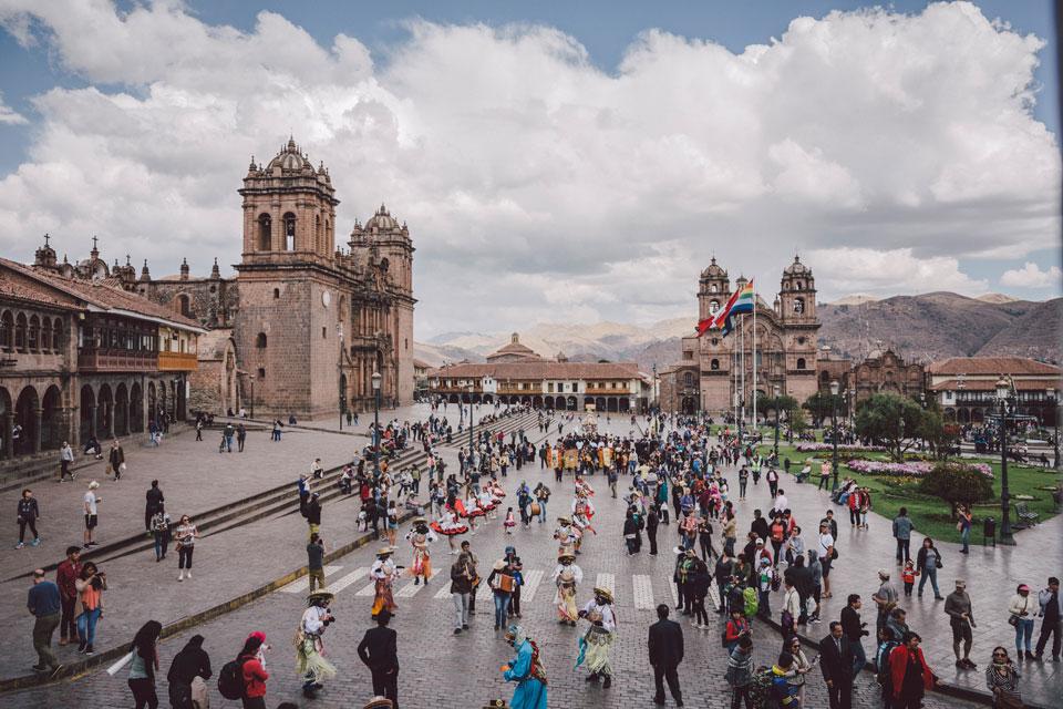 cusco-plaza-mayor-umzug