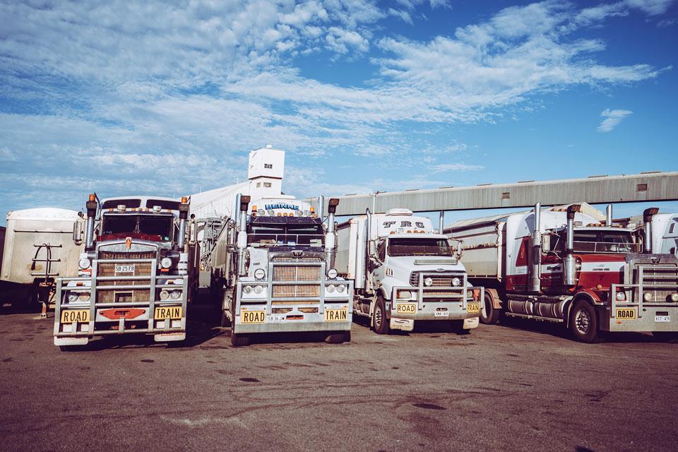 Road trains - tips for driving in Australia