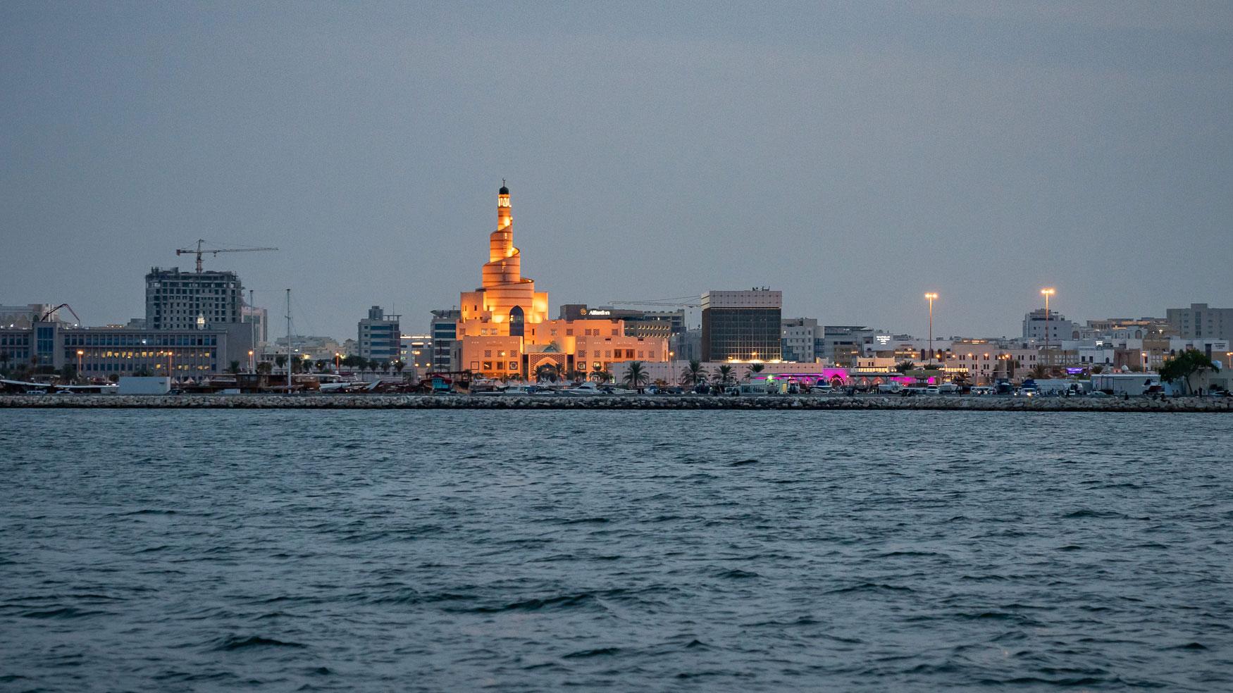 Doha bezienswaardigheden: Dhau-cruise en uitzicht op de Fanar moskee.