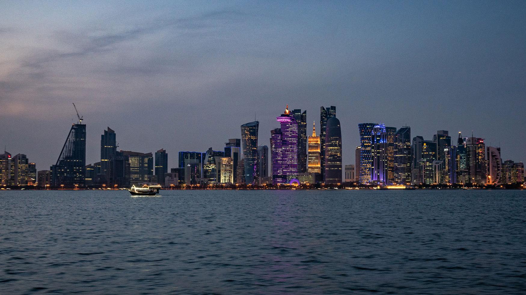 Uitzichtpunt zonsondergang in Doha: kijk naar de skyline.