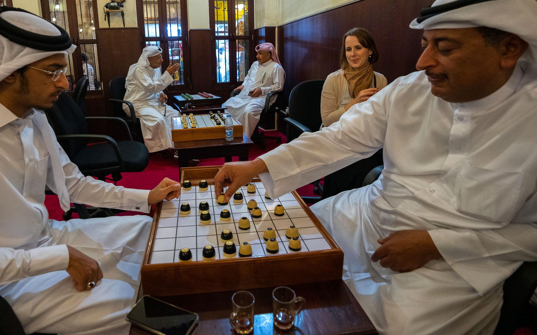 Doha tip: speel Dama met de locals in de thee-stube in Souq Waqif.
