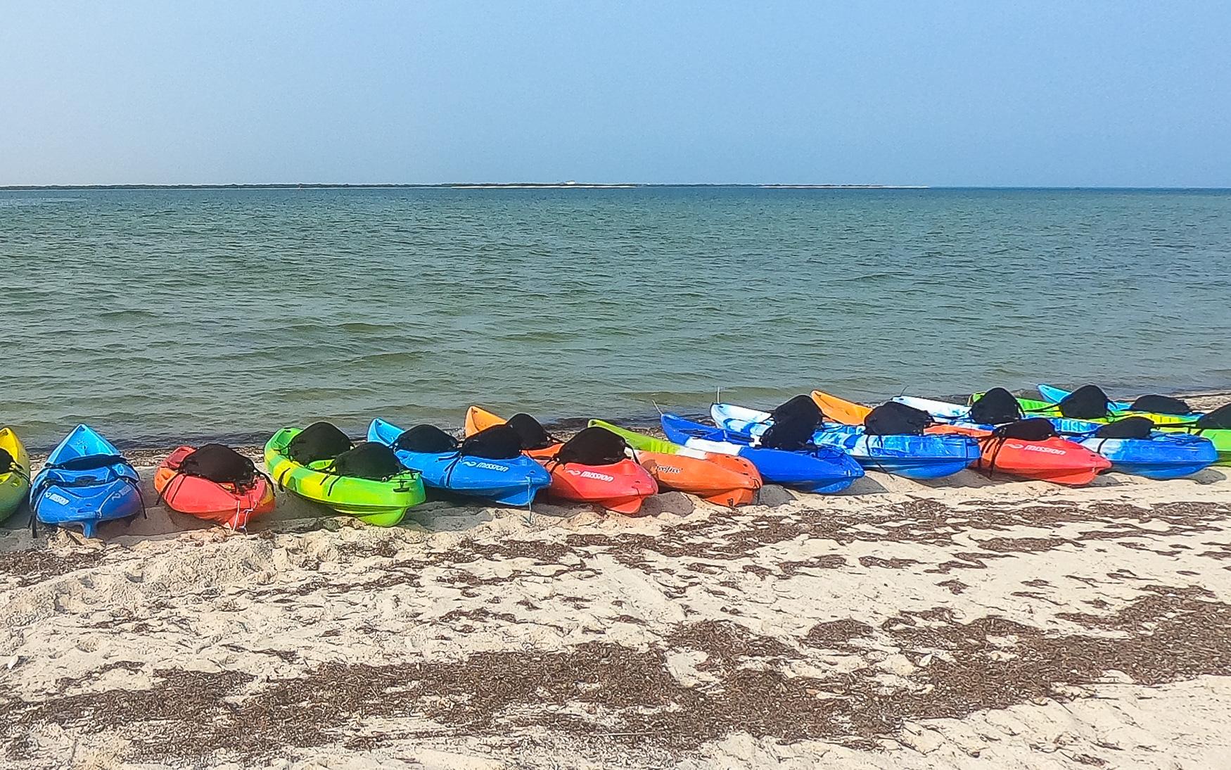 Kajak-varen in Al-Thakira in Qatar voor de deuren van de stad Doha.