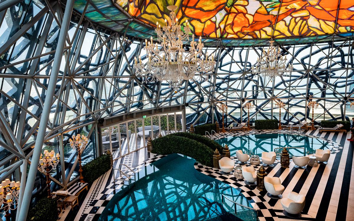 Hotel zwembad in het Mondrian Doha