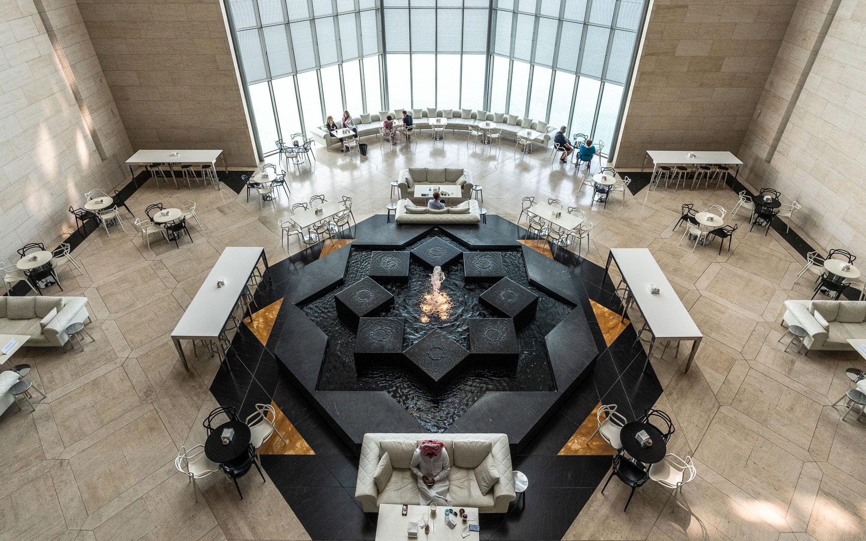 Het café op de begane grond van het Museum voor Islamitische Kunst (MIA) in Doha.