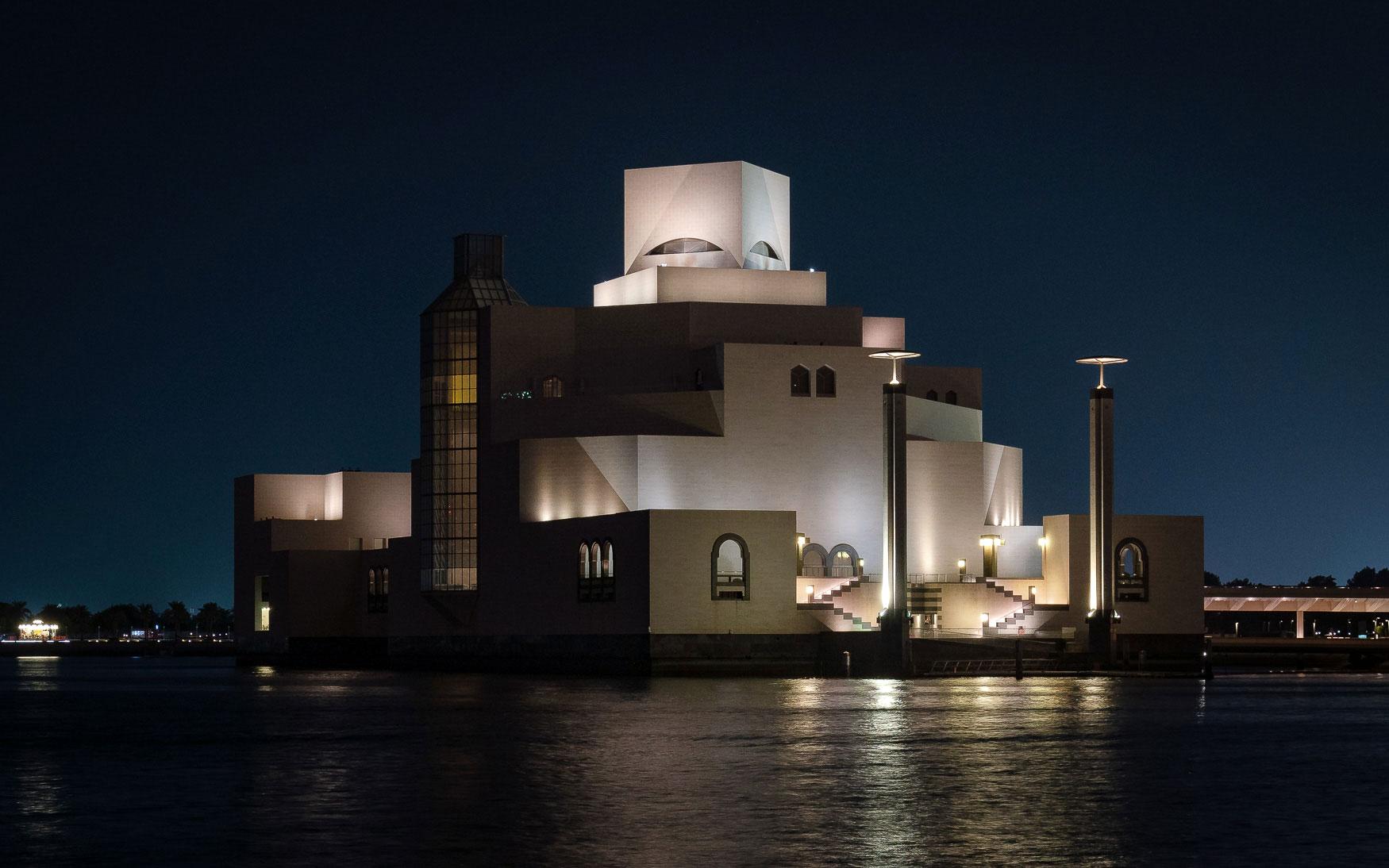 Museum voor Islamitische Kunst (MIA) 's nachts, Doha Qatar