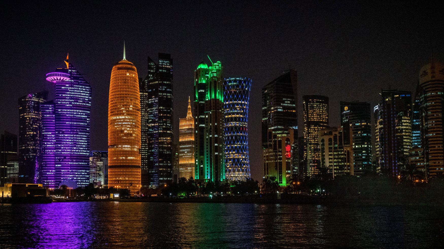 Hoogtepunten in de avond: De skyline van Westbay in Doha, Qatar.