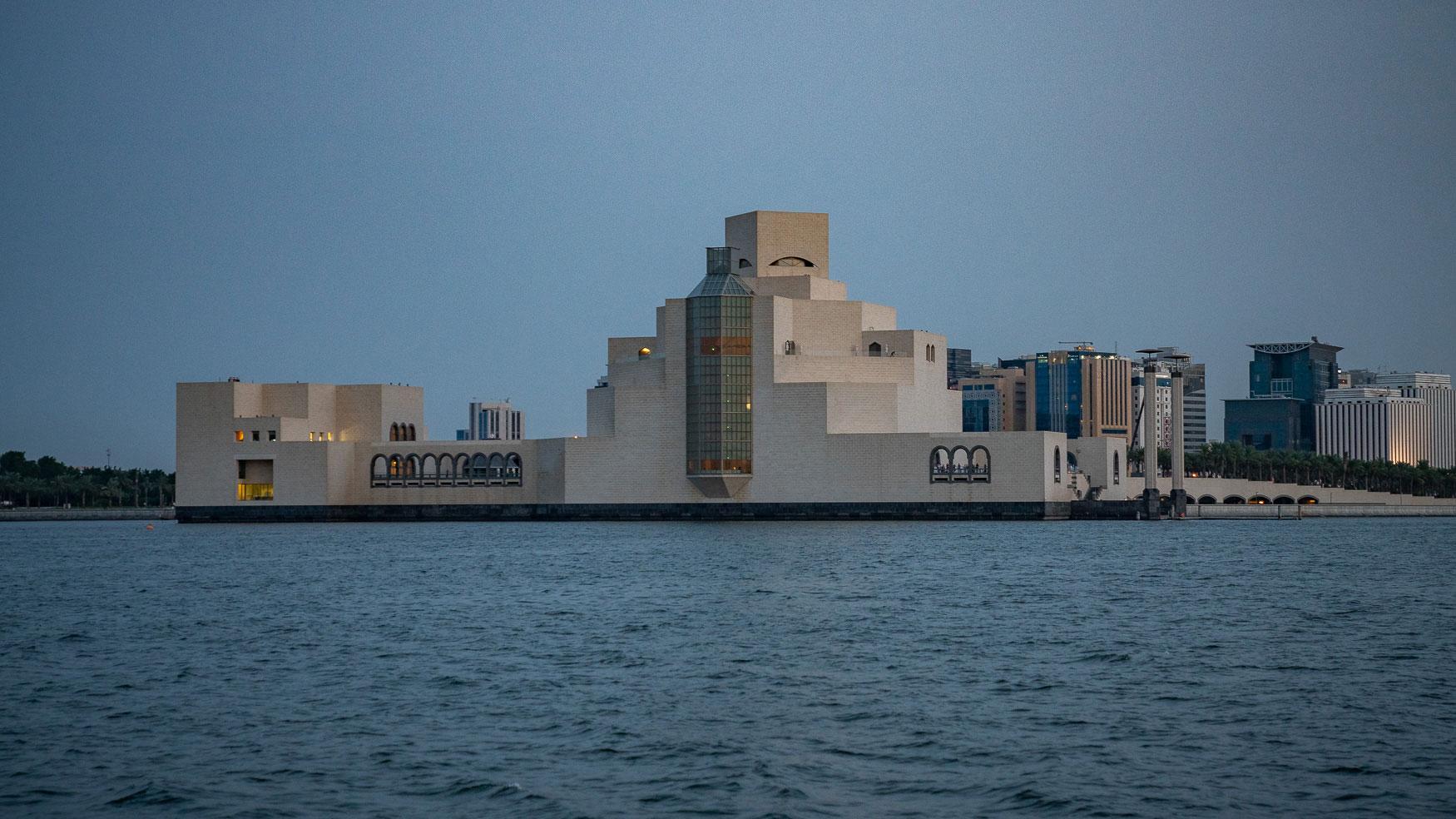 MIA in Doha gezien vanuit een traditionele Dhau.