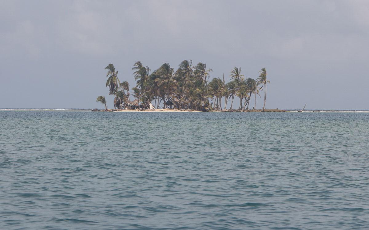 Almost 300 Kuna Yala Islands in San Blas (Panama)