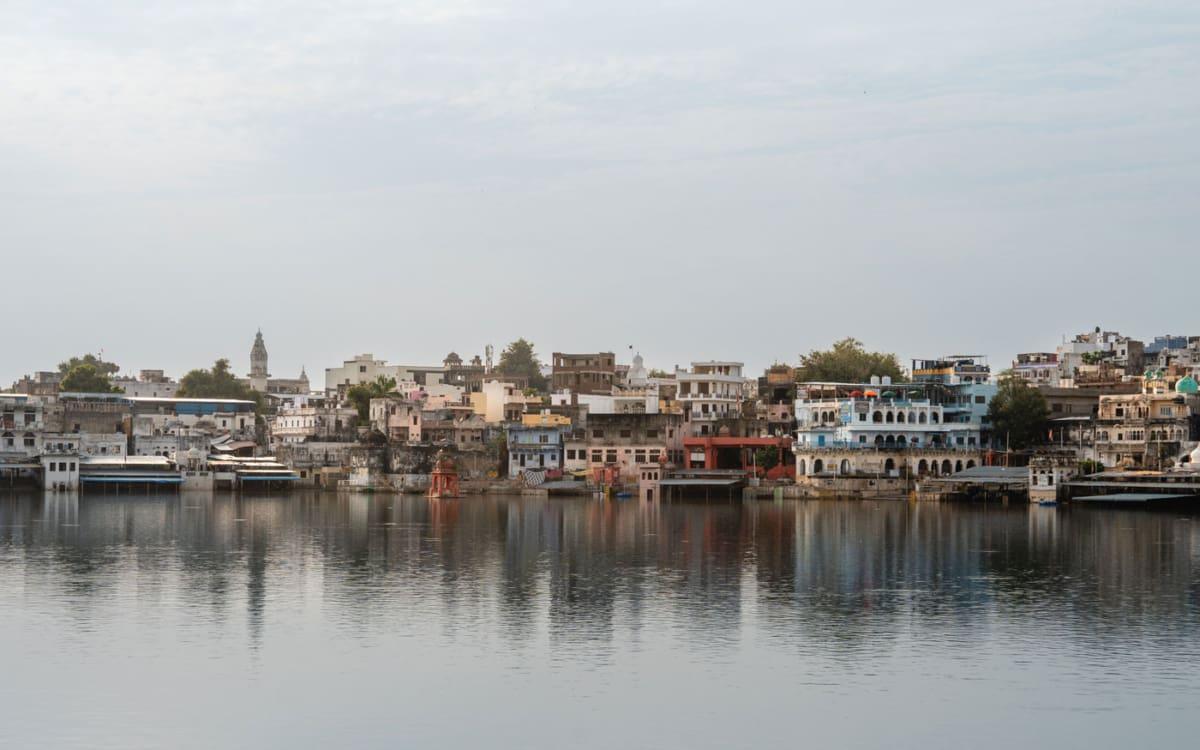 Heilige stad Pushkar aan het Pushkarmeer met Ghats voor heilige rituelen