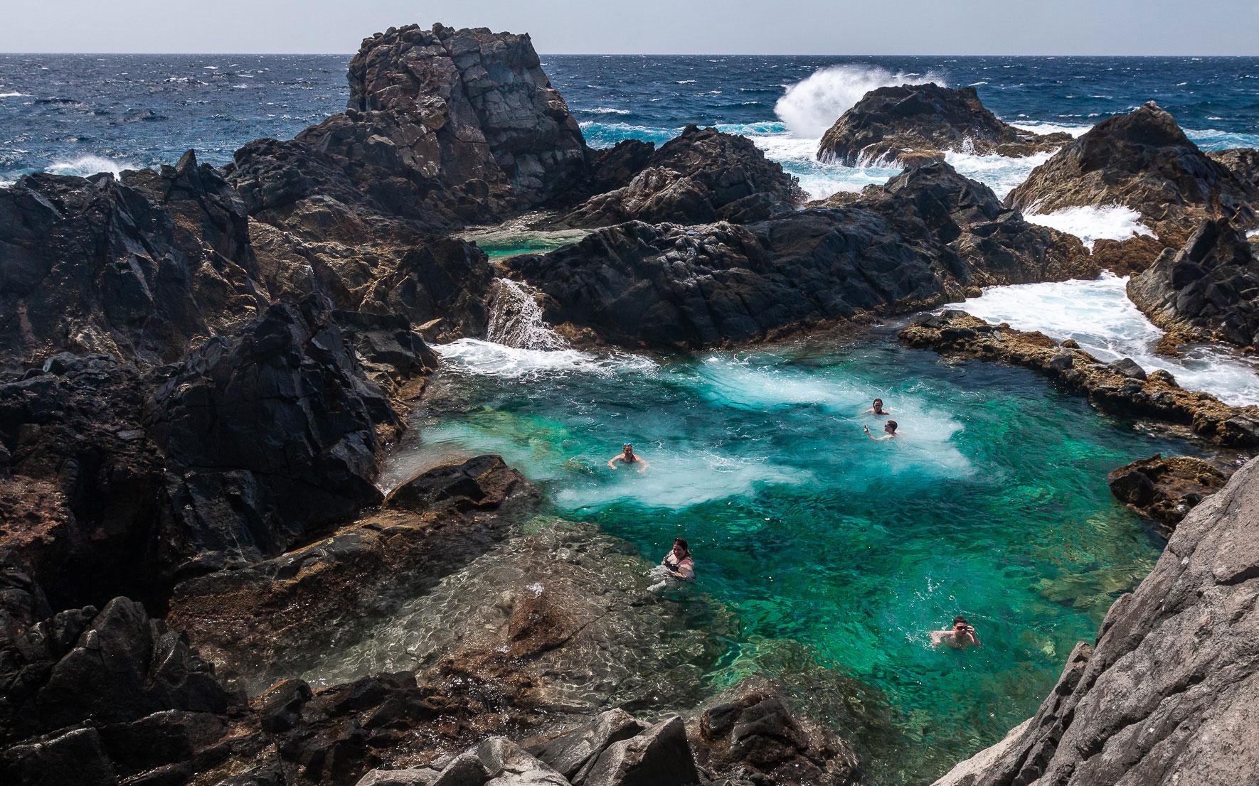 Zwemmen in de natuurlijke poel, Arikok National Park, Aruba