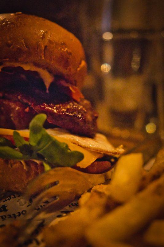 Burger au restaurant Uhrwerk dans l'Hôtel Charles Lindbergh Phantasialand