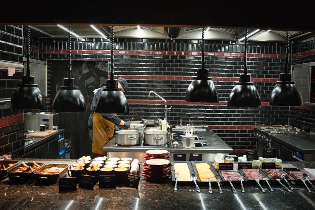 Buffet de petit déjeuner au restaurant Uhrwerk dans l'Hôtel Charles Lindbergh Phantasialand