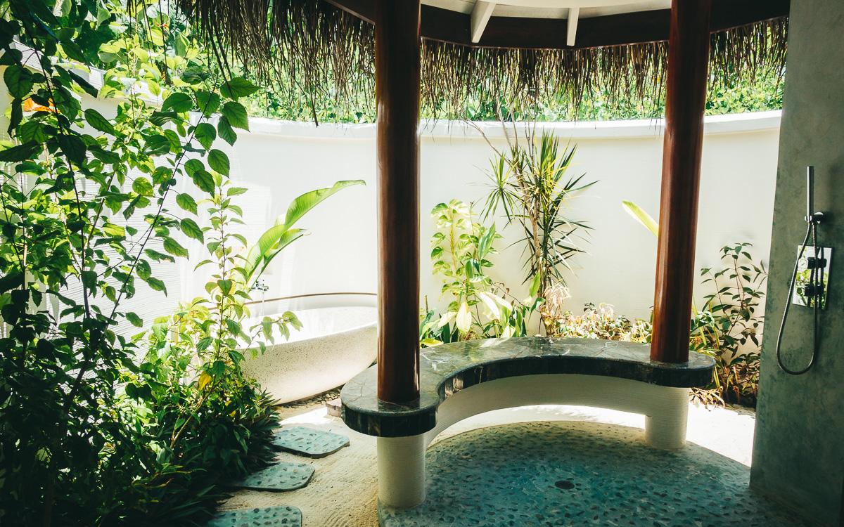 maldives-vacation-oblu-sangeli-shower