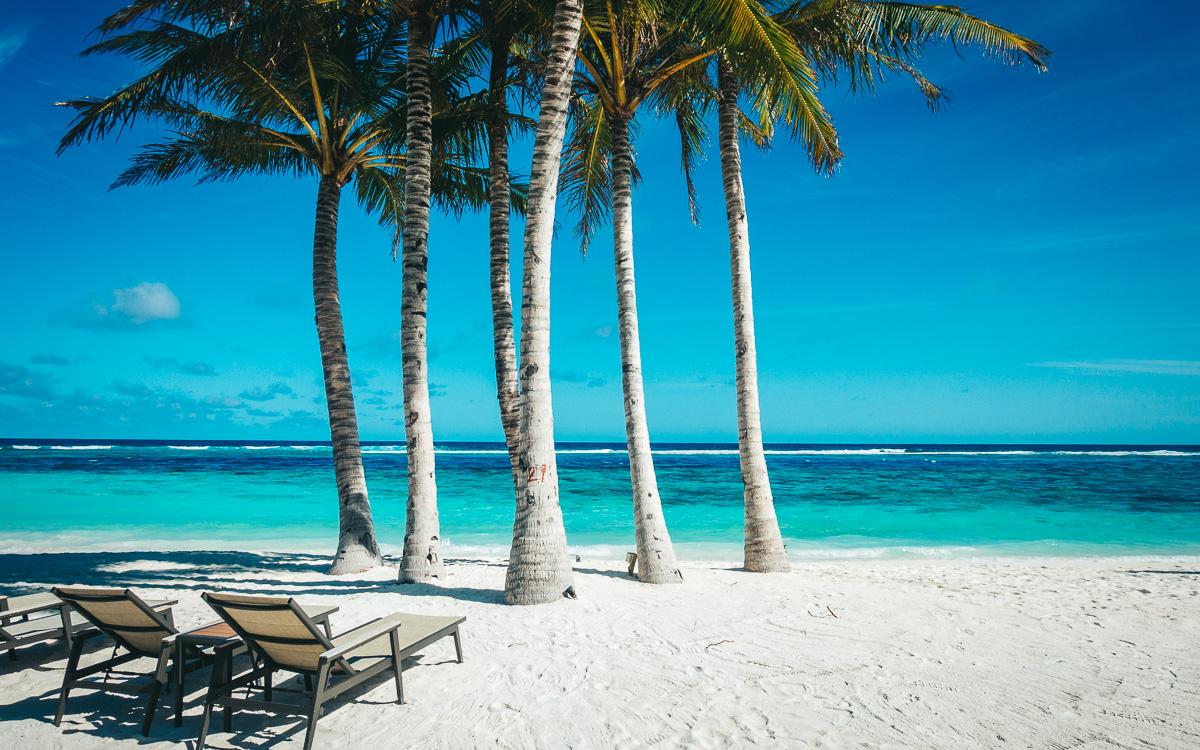 maldives-vacation-loungers-on-the-beach