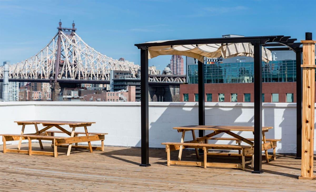 Rooftop terrace with a view: LIC Hotel in Long Island (Photo: LIC Hotel)