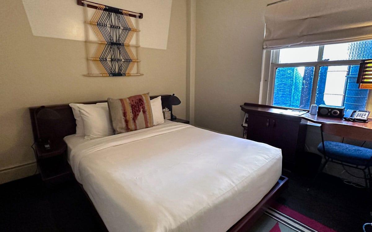 Room in Freehand Hotel Chicago.