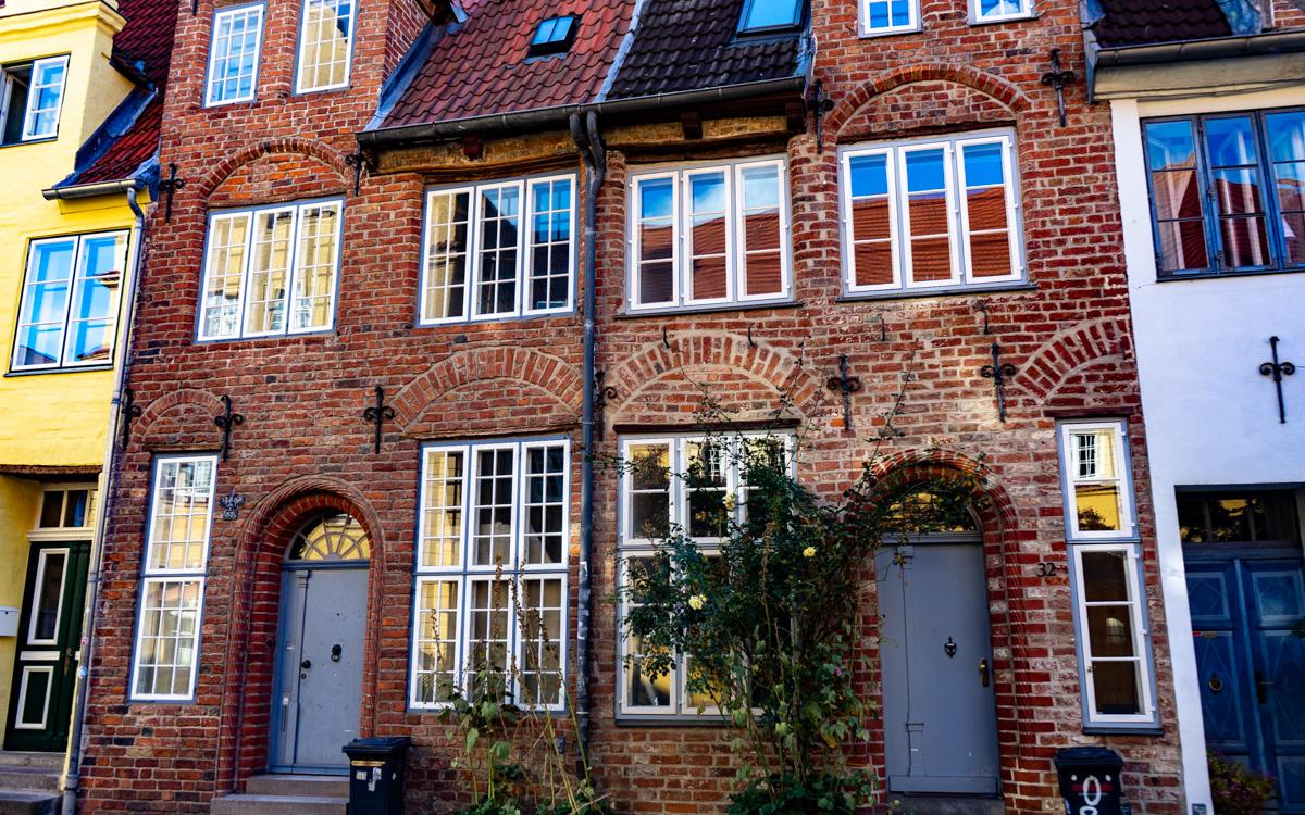 Historische bakstenen huizen in Lübeck.