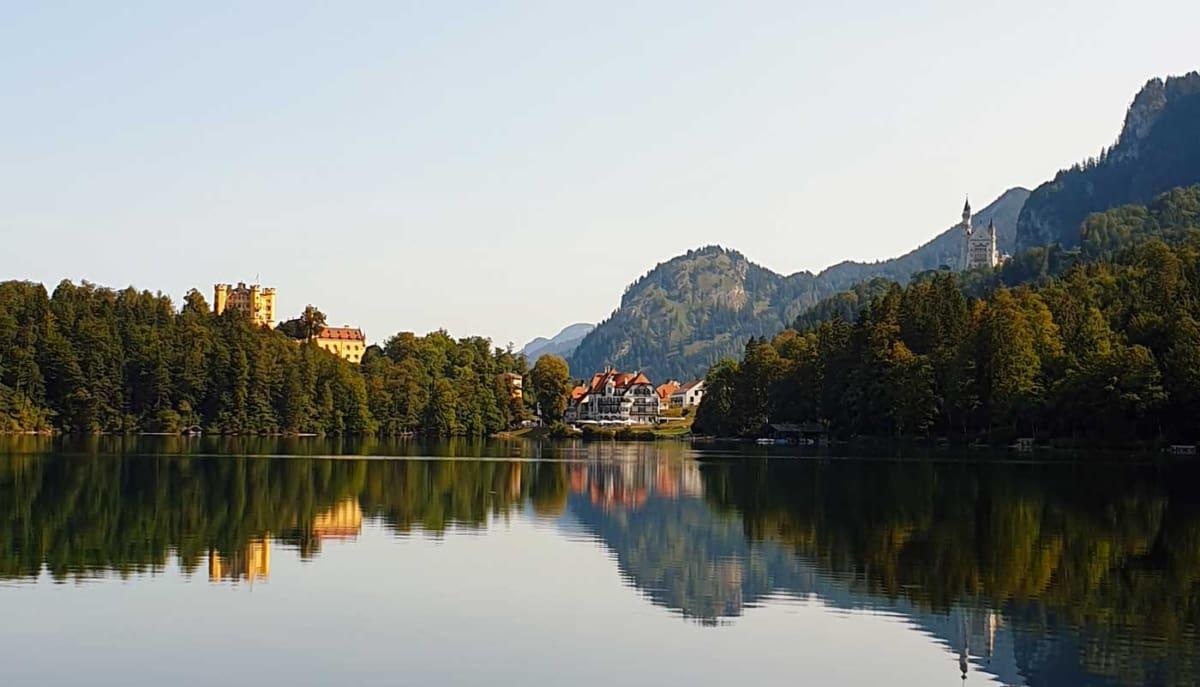 Alpsee Hohenschwangau en uitzicht op de Koninklijke kastelen