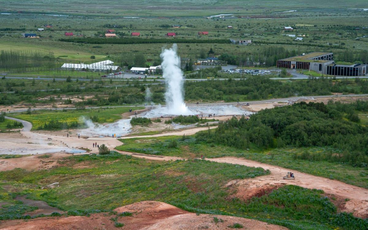 De Strokkur-geiser in het geothermische gebied Haukadalur