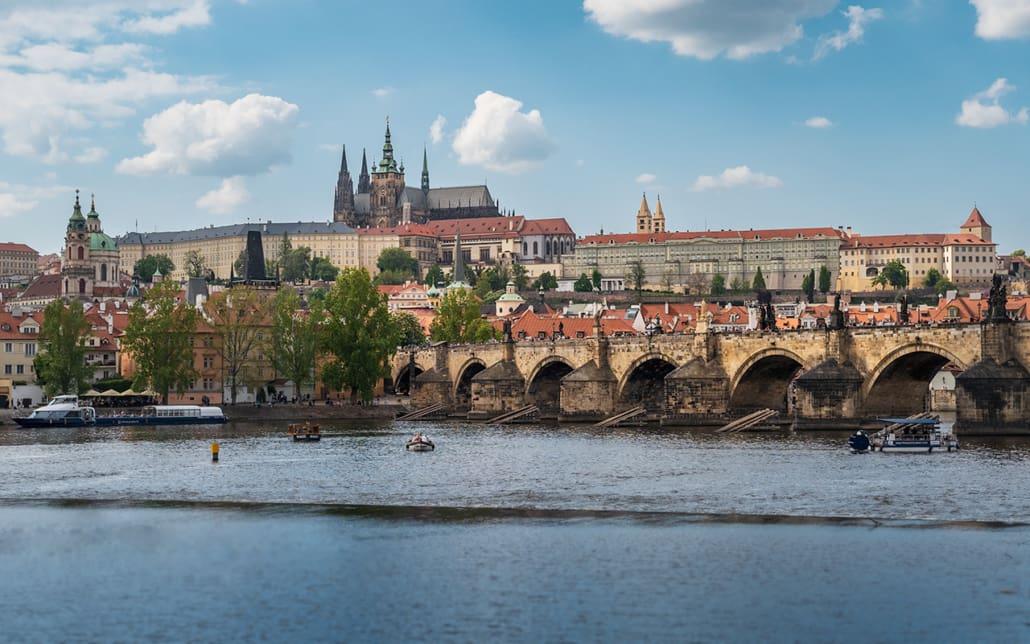 Vue de la rivière Vltava sur le Château de Prague - Prague