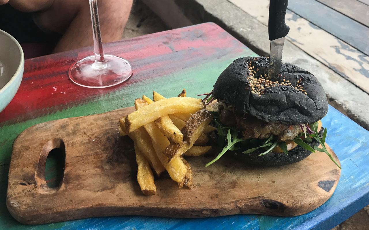 burger de thon avec quartiers de pommes de terre Mowi's Gili Air
