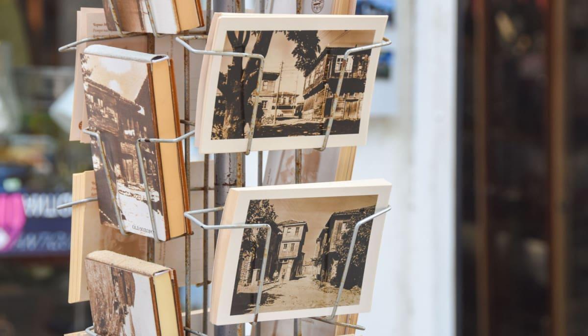 Sur d'anciennes cartes postales dans une boutique, nous pouvons voir à quoi ressemblait Sozopol autrefois.