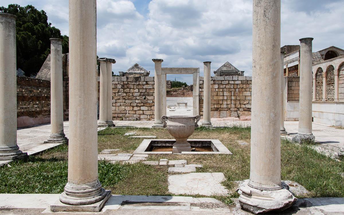 sardes-ruins-baths