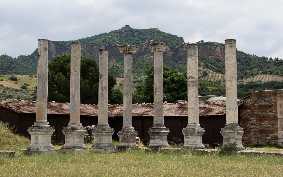 sardes-columns-mountains