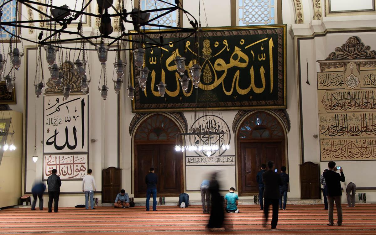 bursa-big-mosque-praying