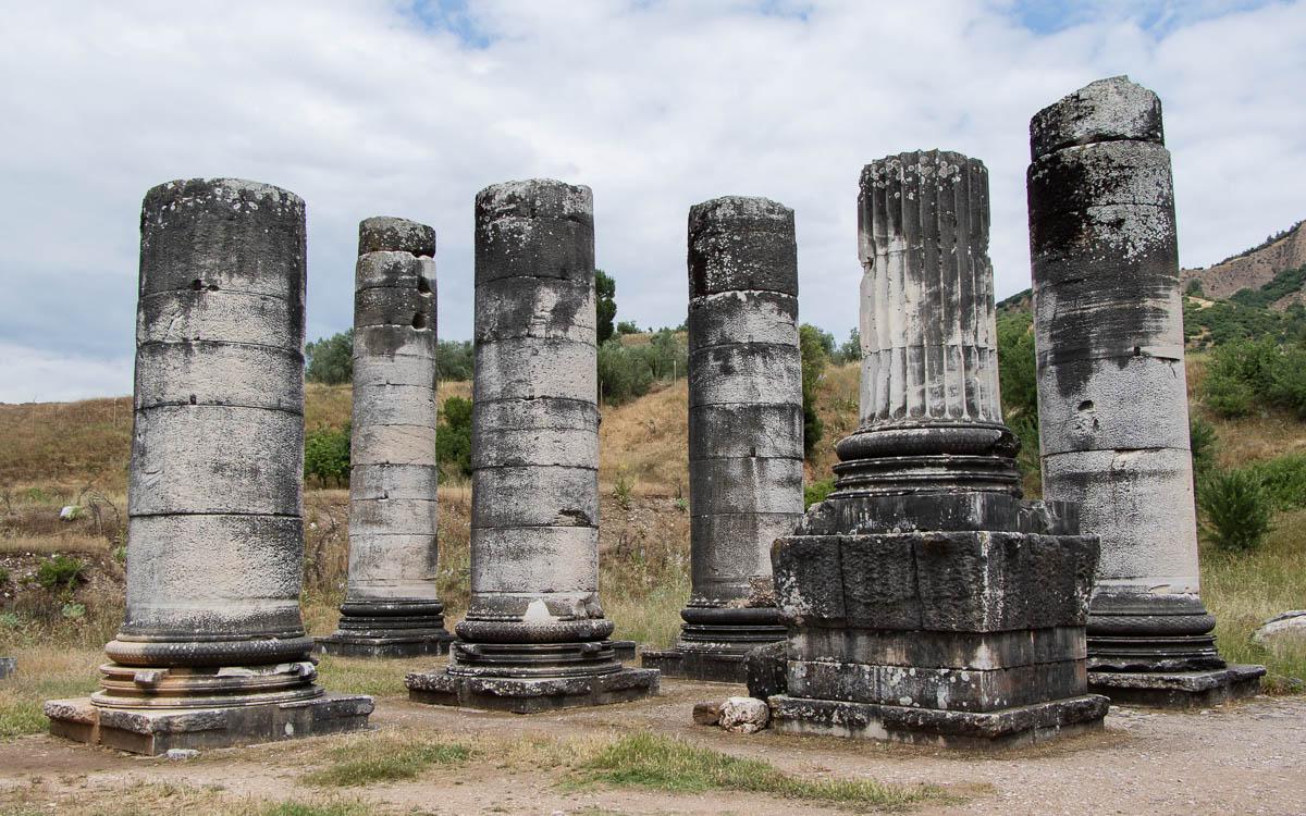 sardes-ruins-columns-remains