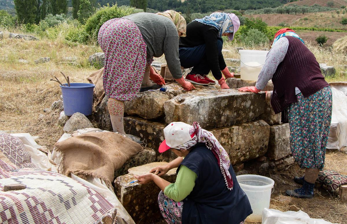 sardes-artemis-temple-cleaning-stones