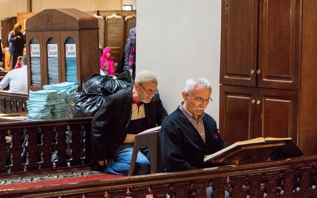 bursa-big-mosque-men-praying